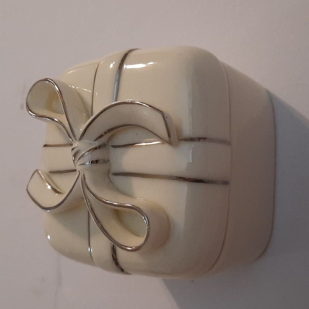 Beautiful glazed porcelain cream with  silver trim bow small  jewelry organizer
